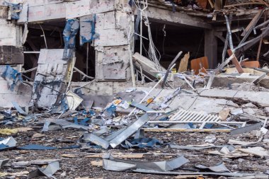 Kharkiv, Ukrayna, 26 Temmuz 2025 Rusya Kharkiv 'deki UM INVEST ofis binasını güdümlü hava bombasıyla vurdu. Bina alev aldı ve kısmen yıkıldı..