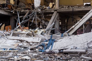 Kharkiv, Ukrayna, 26 Temmuz 2025 Rusya Kharkiv 'deki UM INVEST ofis binasını güdümlü hava bombasıyla vurdu. Bina alev aldı ve kısmen yıkıldı..