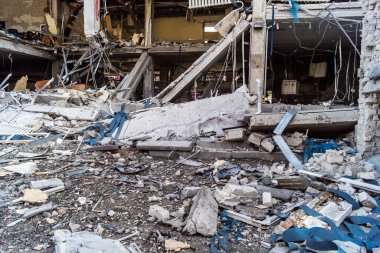 Kharkiv, Ukrayna, 26 Temmuz 2025 Rusya Kharkiv 'deki UM INVEST ofis binasını güdümlü hava bombasıyla vurdu. Bina alev aldı ve kısmen yıkıldı..