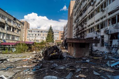 Kharkiv, Ukrayna, 26 Temmuz 2025 Rusya Kharkiv 'deki UM INVEST ofis binasını güdümlü hava bombasıyla vurdu. Bina alev aldı ve kısmen yıkıldı..