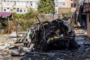 Kharkiv, Ukrayna, 26 Temmuz 2025 Rusya Kharkiv 'deki UM INVEST ofis binasını güdümlü hava bombasıyla vurdu. Bina alev aldı ve kısmen yıkıldı..