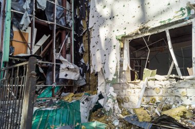 Kharkiv, Ukrayna, 26 Temmuz 2025 Rusya Kharkiv 'deki UM INVEST ofis binasını güdümlü hava bombasıyla vurdu. Bina alev aldı ve kısmen yıkıldı..