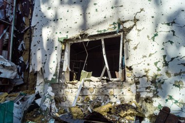 Kharkiv, Ukrayna, 26 Temmuz 2025 Rusya Kharkiv 'deki UM INVEST ofis binasını güdümlü hava bombasıyla vurdu. Bina alev aldı ve kısmen yıkıldı..