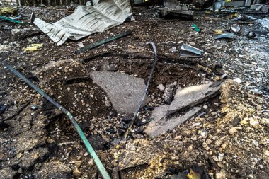 Kharkiv, Ukrayna, 26 Temmuz 2025 Rusya Kharkiv 'deki UM INVEST ofis binasını güdümlü hava bombasıyla vurdu. Bina alev aldı ve kısmen yıkıldı..