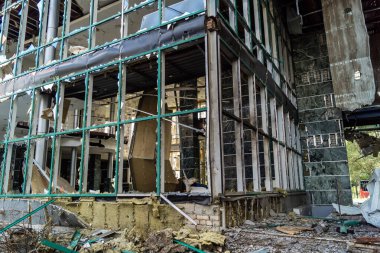 Kharkiv, Ukrayna, 26 Temmuz 2025 Rusya Kharkiv 'deki UM INVEST ofis binasını güdümlü hava bombasıyla vurdu. Bina alev aldı ve kısmen yıkıldı..