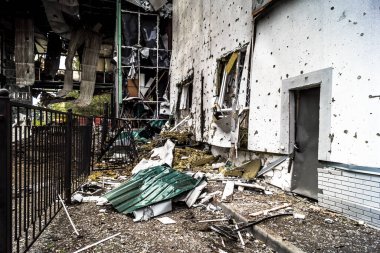 Kharkiv, Ukrayna, 26 Temmuz 2025 Rusya Kharkiv 'deki UM INVEST ofis binasını güdümlü hava bombasıyla vurdu. Bina alev aldı ve kısmen yıkıldı..