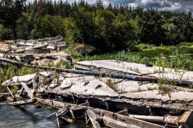 Izium, Ukrayna, 27 Temmuz 2025 İzium yakınlarındaki Köprü, Kharkiv bölgesinde meydana gelen büyük bir saldırı sırasında Rus ordusu tarafından tamamen yıkıldı. Ukrayna işgali 2022 yılında başladı..