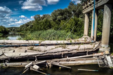 Izium, Ukrayna, 27 Temmuz 2025 İzium yakınlarındaki Köprü, Kharkiv bölgesinde meydana gelen büyük bir saldırı sırasında Rus ordusu tarafından tamamen yıkıldı. Ukrayna işgali 2022 yılında başladı..