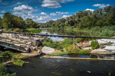 Izium, Ukrayna, 27 Temmuz 2025 İzium yakınlarındaki Köprü, Kharkiv bölgesinde meydana gelen büyük bir saldırı sırasında Rus ordusu tarafından tamamen yıkıldı. Ukrayna işgali 2022 yılında başladı..