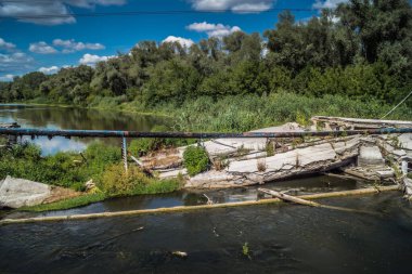Izium, Ukrayna, 27 Temmuz 2025 İzium yakınlarındaki Köprü, Kharkiv bölgesinde meydana gelen büyük bir saldırı sırasında Rus ordusu tarafından tamamen yıkıldı. Ukrayna işgali 2022 yılında başladı..