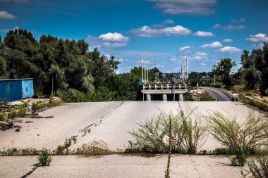 Izium, Ukrayna, 27 Temmuz 2025 İzium yakınlarındaki Köprü, Kharkiv bölgesinde meydana gelen büyük bir saldırı sırasında Rus ordusu tarafından tamamen yıkıldı. Ukrayna işgali 2022 yılında başladı..