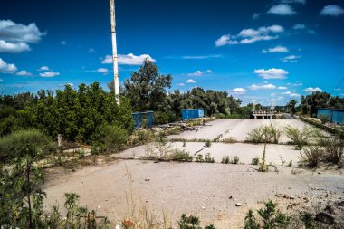 Izium, Ukrayna, 27 Temmuz 2025 İzium yakınlarındaki Köprü, Kharkiv bölgesinde meydana gelen büyük bir saldırı sırasında Rus ordusu tarafından tamamen yıkıldı. Ukrayna işgali 2022 yılında başladı..