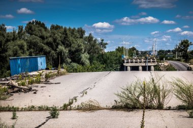 Izium, Ukrayna, 27 Temmuz 2025 İzium yakınlarındaki Köprü, Kharkiv bölgesinde meydana gelen büyük bir saldırı sırasında Rus ordusu tarafından tamamen yıkıldı. Ukrayna işgali 2022 yılında başladı..