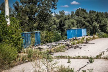 Izium, Ukrayna, 27 Temmuz 2025 İzium yakınlarındaki Köprü, Kharkiv bölgesinde meydana gelen büyük bir saldırı sırasında Rus ordusu tarafından tamamen yıkıldı. Ukrayna işgali 2022 yılında başladı..