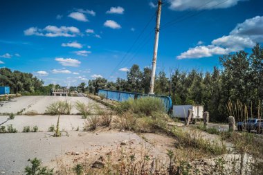 Izium, Ukrayna, 27 Temmuz 2025 İzium yakınlarındaki Köprü, Kharkiv bölgesinde meydana gelen büyük bir saldırı sırasında Rus ordusu tarafından tamamen yıkıldı. Ukrayna işgali 2022 yılında başladı..