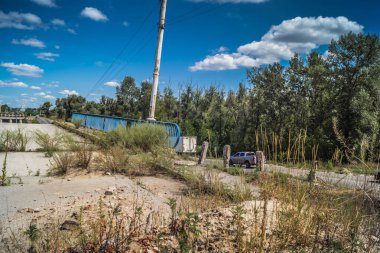 Izium, Ukrayna, 27 Temmuz 2025 İzium yakınlarındaki Köprü, Kharkiv bölgesinde meydana gelen büyük bir saldırı sırasında Rus ordusu tarafından tamamen yıkıldı. Ukrayna işgali 2022 yılında başladı..