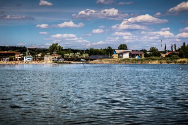 Sloviansk, Ukrayna, 27 Temmuz 2025 Lake ve Sloviansk 'ta su sporları. Yerel halk ve ordu mensupları, bir anlığına savaşın dehşetini unutarak gölün kenarında dinlenmenin tadını çıkarıyorlar..