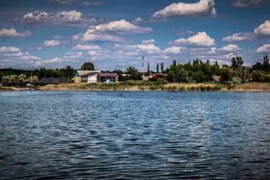 Sloviansk, Ukrayna, 27 Temmuz 2025 Lake ve Sloviansk 'ta su sporları. Yerel halk ve ordu mensupları, bir anlığına savaşın dehşetini unutarak gölün kenarında dinlenmenin tadını çıkarıyorlar..