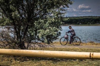 Sloviansk, Ukrayna, 27 Temmuz 2025 Lake ve Sloviansk 'ta su sporları. Yerel halk ve ordu mensupları, bir anlığına savaşın dehşetini unutarak gölün kenarında dinlenmenin tadını çıkarıyorlar..