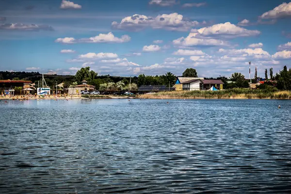 Sloviansk, Ukrayna, 27 Temmuz 2025 Lake ve Sloviansk 'ta su sporları. Yerel halk ve ordu mensupları, bir anlığına savaşın dehşetini unutarak gölün kenarında dinlenmenin tadını çıkarıyorlar..