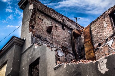 Kharkiv, Ukrayna, 26 Temmuz 2025 Rusya Kharkiv 'deki bir garajı güdümlü hava bombasıyla bombaladı. Garaj alev aldı ve kısmen yok edildi. Sokak tamamen harap olmuştu..