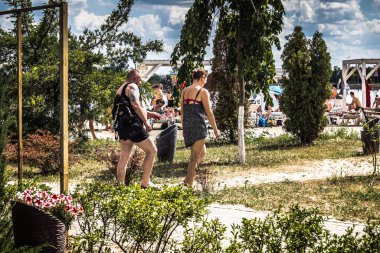 Sloviansk, Ukrayna, 27 Temmuz 2025 Lake ve Sloviansk 'ta su sporları. Yerel halk ve ordu mensupları, bir anlığına savaşın dehşetini unutarak gölün kenarında dinlenmenin tadını çıkarıyorlar..