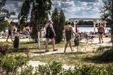 Sloviansk, Ukrayna, 27 Temmuz 2025 Lake ve Sloviansk 'ta su sporları. Yerel halk ve ordu mensupları, bir anlığına savaşın dehşetini unutarak gölün kenarında dinlenmenin tadını çıkarıyorlar..