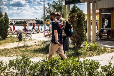 Sloviansk, Ukrayna, 27 Temmuz 2025 Lake ve Sloviansk 'ta su sporları. Yerel halk ve ordu mensupları, bir anlığına savaşın dehşetini unutarak gölün kenarında dinlenmenin tadını çıkarıyorlar..