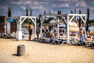 Sloviansk, Ukrayna, 27 Temmuz 2025 Lake ve Sloviansk 'ta su sporları. Yerel halk ve ordu mensupları, bir anlığına savaşın dehşetini unutarak gölün kenarında dinlenmenin tadını çıkarıyorlar..