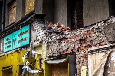 Kharkiv, Ukrayna, 26 Temmuz 2025 Rusya Kharkiv 'deki bir garajı güdümlü hava bombasıyla bombaladı. Garaj alev aldı ve kısmen yok edildi. Sokak tamamen harap olmuştu..