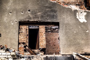 Kharkiv, Ukrayna, 26 Temmuz 2025 Rusya Kharkiv 'deki bir garajı güdümlü hava bombasıyla bombaladı. Garaj alev aldı ve kısmen yok edildi. Sokak tamamen harap olmuştu..