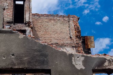 Kharkiv, Ukrayna, 26 Temmuz 2025 Rusya Kharkiv 'deki bir garajı güdümlü hava bombasıyla bombaladı. Garaj alev aldı ve kısmen yok edildi. Sokak tamamen harap olmuştu..