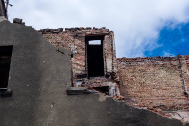 Kharkiv, Ukrayna, 26 Temmuz 2025 Rusya Kharkiv 'deki bir garajı güdümlü hava bombasıyla bombaladı. Garaj alev aldı ve kısmen yok edildi. Sokak tamamen harap olmuştu..