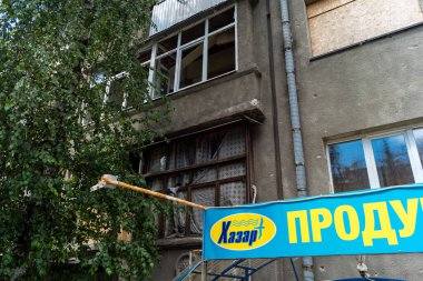 Kharkiv, Ukrayna, 26 Temmuz 2025 Rusya Kharkiv 'deki bir garajı güdümlü hava bombasıyla bombaladı. Garaj alev aldı ve kısmen yok edildi. Sokak tamamen harap olmuştu..