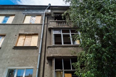 Kharkiv, Ukrayna, 26 Temmuz 2025 Rusya Kharkiv 'deki bir garajı güdümlü hava bombasıyla bombaladı. Garaj alev aldı ve kısmen yok edildi. Sokak tamamen harap olmuştu..