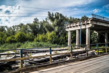 Izium, Ukrayna, 27 Temmuz 2025 İzium yakınlarındaki Köprü, Kharkiv bölgesinde meydana gelen büyük bir saldırı sırasında Rus ordusu tarafından tamamen yıkıldı. Ukrayna işgali 2022 yılında başladı..