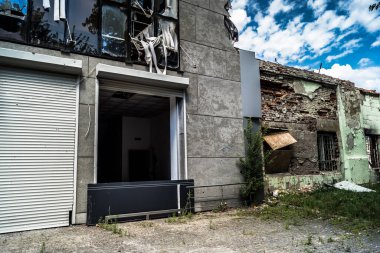 Kharkiv, Ukrayna, 26 Temmuz 2025 Rusya Kharkiv 'deki bir garajı güdümlü hava bombasıyla bombaladı. Garaj alev aldı ve kısmen yok edildi. Sokak tamamen harap olmuştu..