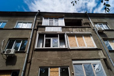 Kharkiv, Ukrayna, 26 Temmuz 2025 Rusya Kharkiv 'deki bir garajı güdümlü hava bombasıyla bombaladı. Garaj alev aldı ve kısmen yok edildi. Sokak tamamen harap olmuştu..