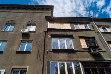 Kharkiv, Ukrayna, 26 Temmuz 2025 Rusya Kharkiv 'deki bir garajı güdümlü hava bombasıyla bombaladı. Garaj alev aldı ve kısmen yok edildi. Sokak tamamen harap olmuştu..