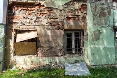 Kharkiv, Ukrayna, 26 Temmuz 2025 Rusya Kharkiv 'deki bir garajı güdümlü hava bombasıyla bombaladı. Garaj alev aldı ve kısmen yok edildi. Sokak tamamen harap olmuştu..