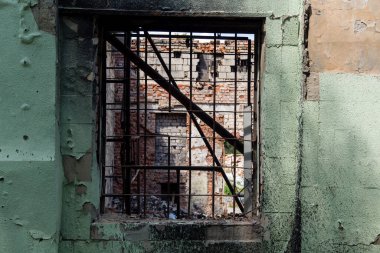 Kharkiv, Ukrayna, 26 Temmuz 2025 Rusya Kharkiv 'deki bir garajı güdümlü hava bombasıyla bombaladı. Garaj alev aldı ve kısmen yok edildi. Sokak tamamen harap olmuştu..