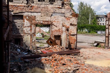 Kharkiv, Ukrayna, 26 Temmuz 2025 Rusya Kharkiv 'deki bir garajı güdümlü hava bombasıyla bombaladı. Garaj alev aldı ve kısmen yok edildi. Sokak tamamen harap olmuştu..
