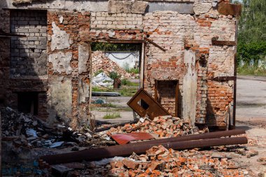 Kharkiv, Ukrayna, 26 Temmuz 2025 Rusya Kharkiv 'deki bir garajı güdümlü hava bombasıyla bombaladı. Garaj alev aldı ve kısmen yok edildi. Sokak tamamen harap olmuştu..