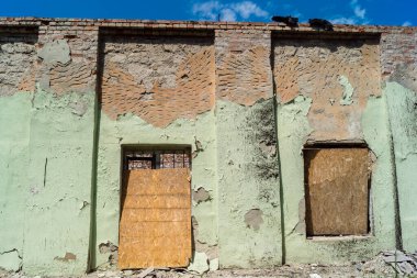 Kharkiv, Ukrayna, 26 Temmuz 2025 Rusya Kharkiv 'deki bir garajı güdümlü hava bombasıyla bombaladı. Garaj alev aldı ve kısmen yok edildi. Sokak tamamen harap olmuştu..