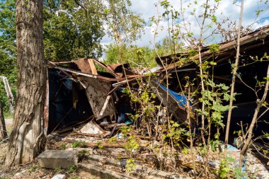 Kharkiv, Ukrayna, 26 Temmuz 2025 Rusya Kharkiv 'deki bir garajı güdümlü hava bombasıyla bombaladı. Garaj alev aldı ve kısmen yok edildi. Sokak tamamen harap olmuştu..
