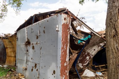 Kharkiv, Ukrayna, 26 Temmuz 2025 Rusya Kharkiv 'deki bir garajı güdümlü hava bombasıyla bombaladı. Garaj alev aldı ve kısmen yok edildi. Sokak tamamen harap olmuştu..