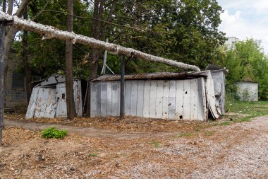 Kharkiv, Ukrayna, 26 Temmuz 2025 Rusya Kharkiv 'deki bir garajı güdümlü hava bombasıyla bombaladı. Garaj alev aldı ve kısmen yok edildi. Sokak tamamen harap olmuştu..