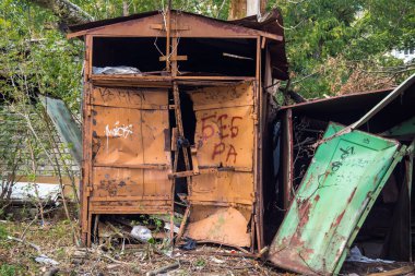 Kharkiv, Ukrayna, 26 Temmuz 2025 Rusya Kharkiv 'deki bir garajı güdümlü hava bombasıyla bombaladı. Garaj alev aldı ve kısmen yok edildi. Sokak tamamen harap olmuştu..