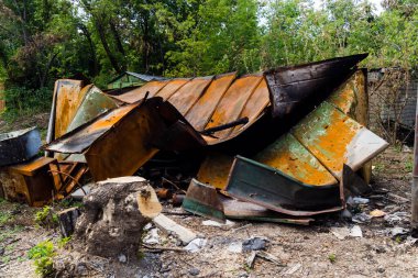 Kharkiv, Ukrayna, 26 Temmuz 2025 Rusya Kharkiv 'deki bir garajı güdümlü hava bombasıyla bombaladı. Garaj alev aldı ve kısmen yok edildi. Sokak tamamen harap olmuştu..