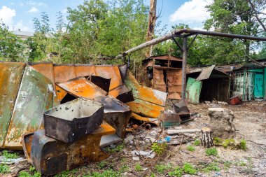 Kharkiv, Ukrayna, 26 Temmuz 2025 Rusya Kharkiv 'deki bir garajı güdümlü hava bombasıyla bombaladı. Garaj alev aldı ve kısmen yok edildi. Sokak tamamen harap olmuştu..